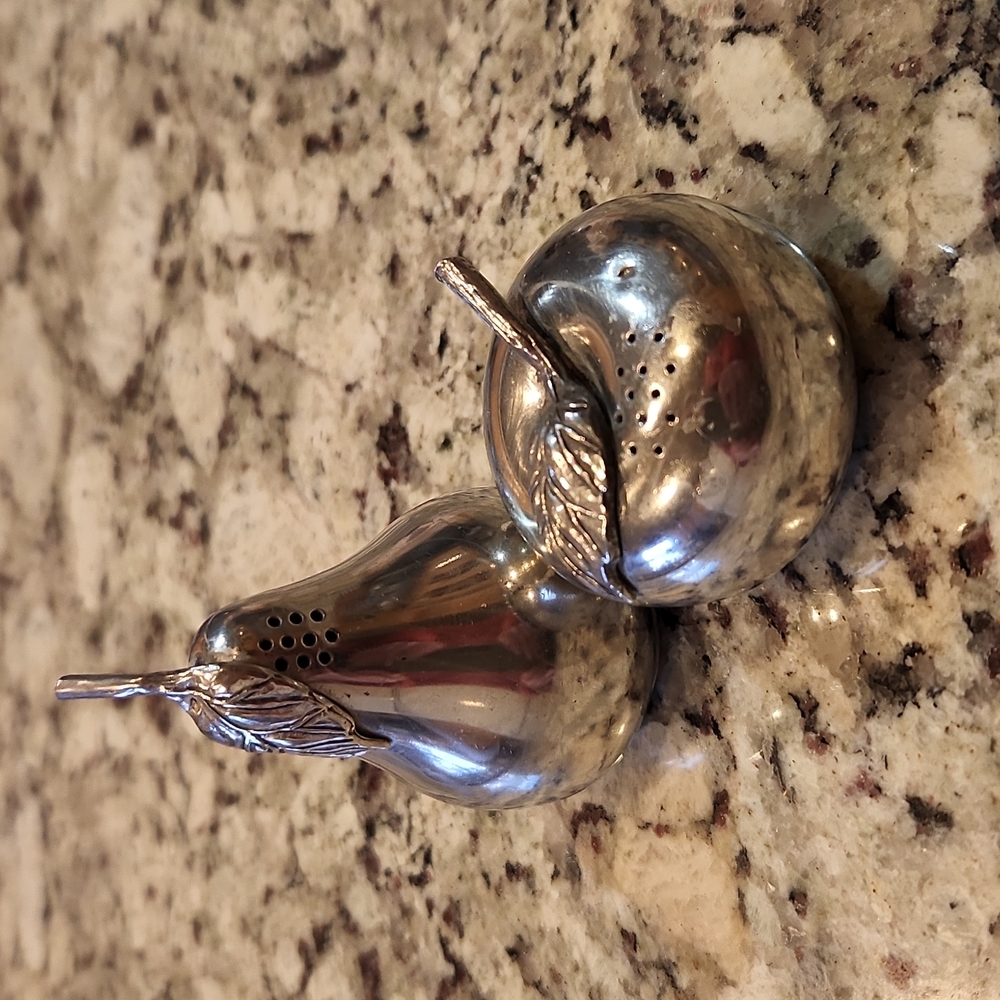 Kirk Stieff Pewter Apple & Pear S&P Shakers 3" EUC *Tiny dent on Apple